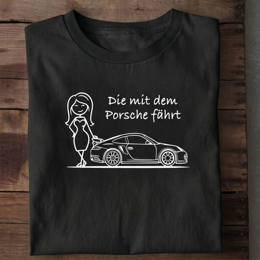 Die mit dem Porsche fährt T-Shirt